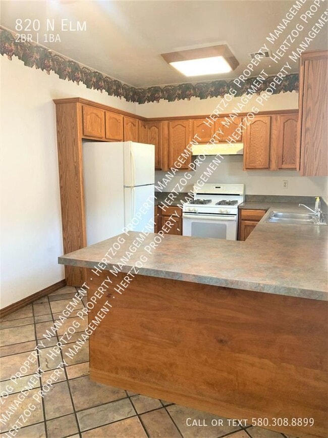 Building Photo - 820 N Elm-