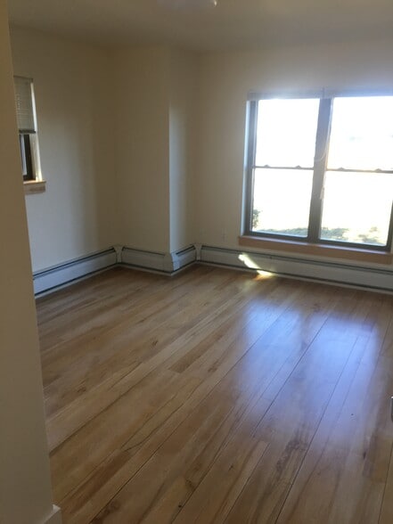 Building Photo - 30 S Village Green