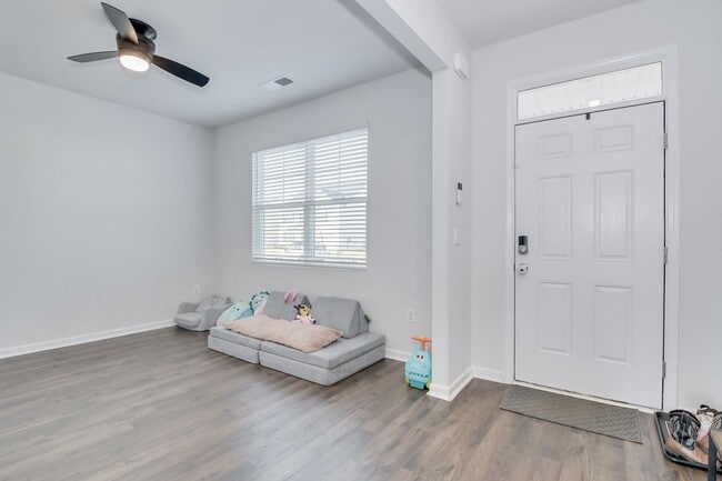 Building Photo - Beautiful 5 Bedroom 3 Bath