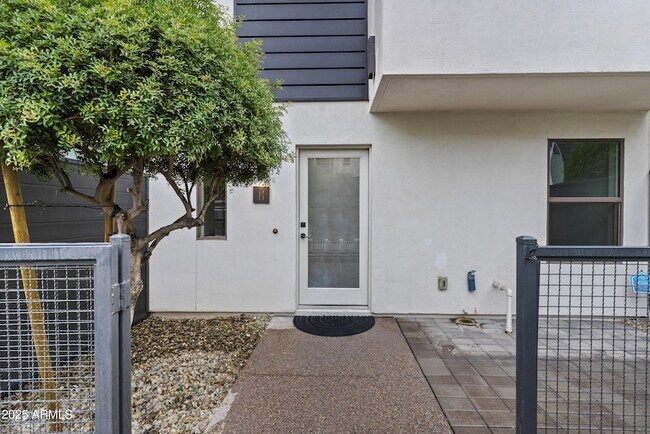 Building Photo - 325 E Coronado Rd