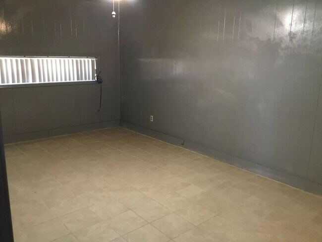 Building Photo - 1/2 OFF FIRST MONTHS RENT!  Great 3 Bed 1 ...