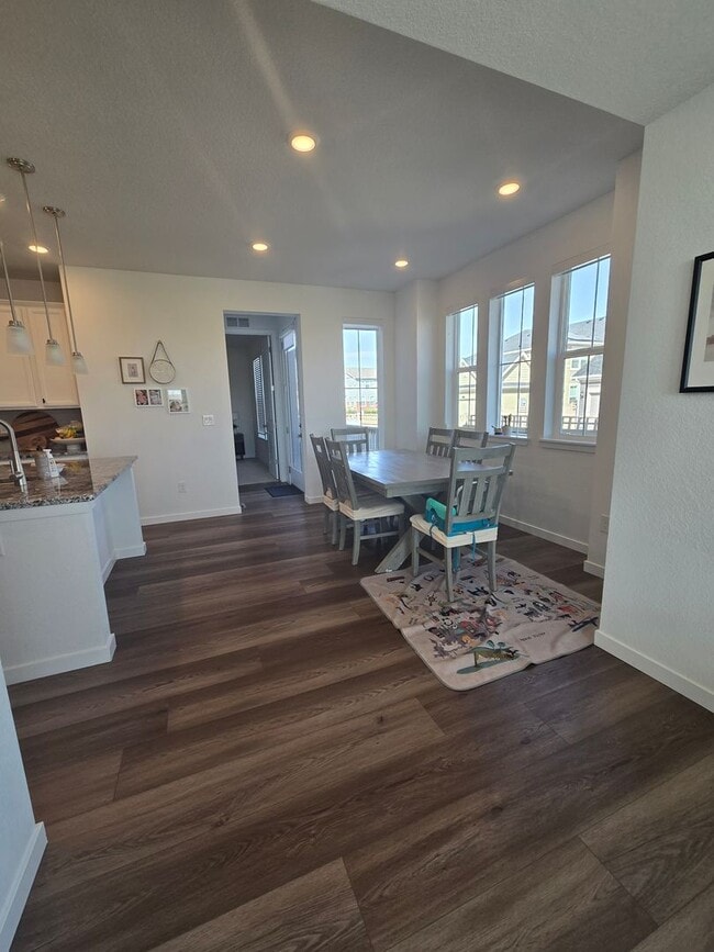 Building Photo - Spacious 4B/3B Available Early April!