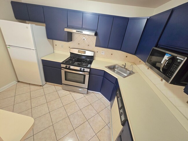 Building Photo - Commuter's delight! Spacious 2nd fl: 2-bed, 2-bath condo with fireplace, washer & dryer & off-str...