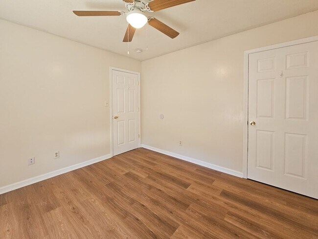 Building Photo - Knoxville 37921 - 3 bedroom, 2 bath Duplex - Contact Ryan Fogarty 865-333-4840