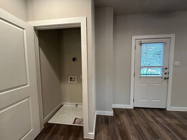 Building Photo - Townhome for Rent