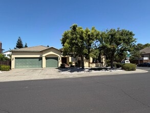 Building Photo - 625 Fox Hollow Way