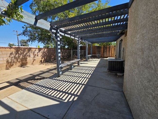 Building Photo - Newly available