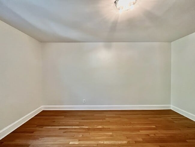 Building Photo - Great 4 BR 3 BA townhouse in great quiet s...