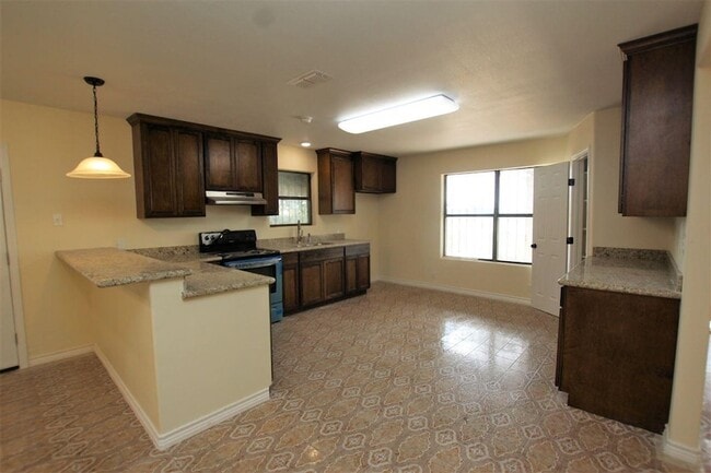 Building Photo - 4605 S Zapata Hwy