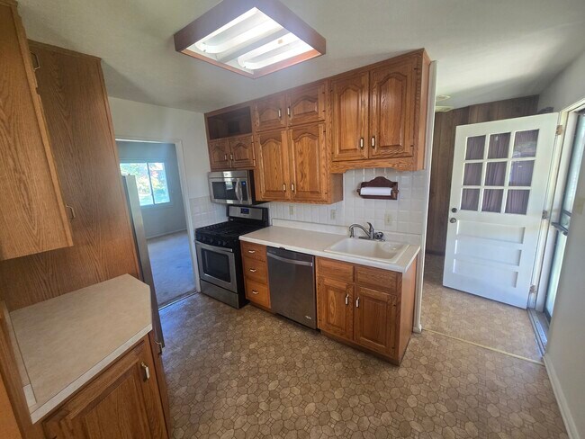 Building Photo - 835 E Edwards Ave