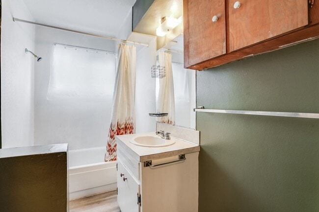 Building Photo - -- PRICE REDUCED -- 4 Bed, 2 Bath Rental H...