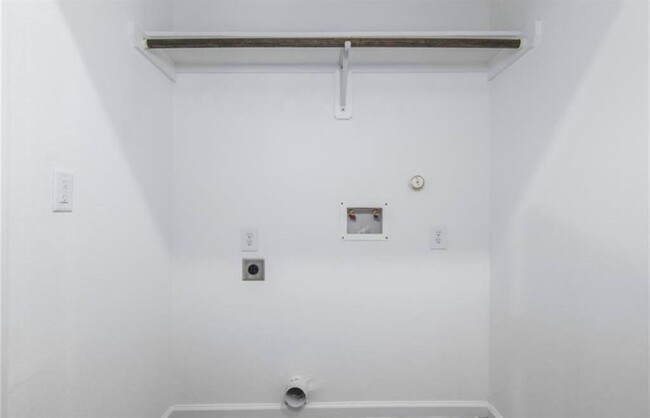 Building Photo - 420 Owens St