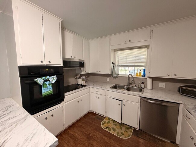 Building Photo - 3 bedroom 2 bath near U of A campus - a must see!