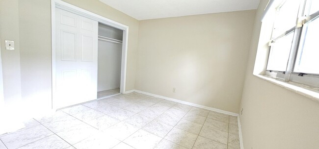 Building Photo - 151 NE 185th Terrace