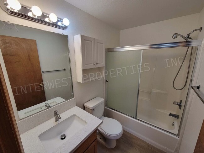 Building Photo - *1ST MONTH'S RENT FREE PROMO* SE Portland Home on A Cul-De-Sac with Garage, Yard, Fireplace and M...