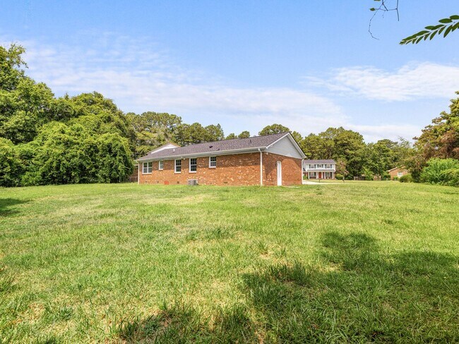 Building Photo - 103 Oakwood Ct