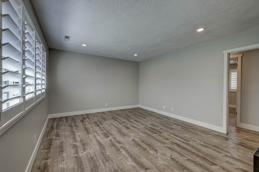 Building Photo - 660 S 400 E