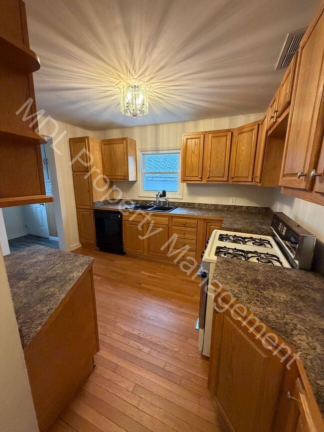 Building Photo - Adorable 2 Bedroom Home with 2nd Level and a Garage!!