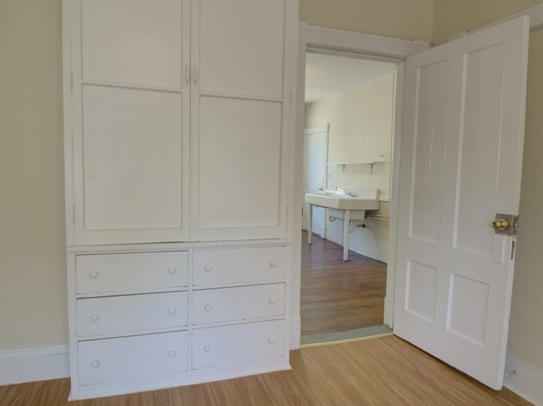 Building Photo - 324 Valley St