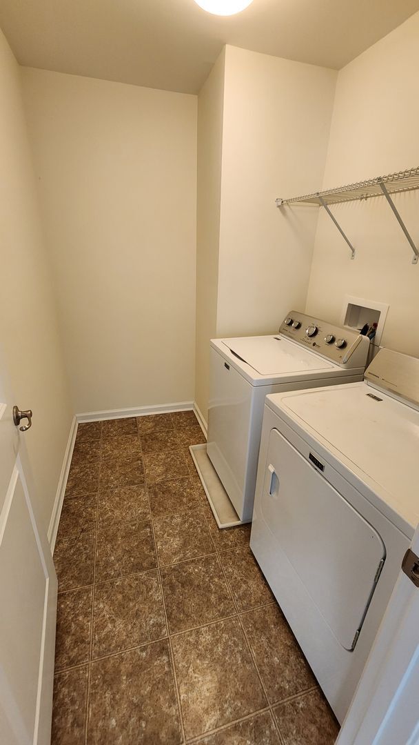 Building Photo - Spacious, Large, Luxury 3 Bedroom Townhous...