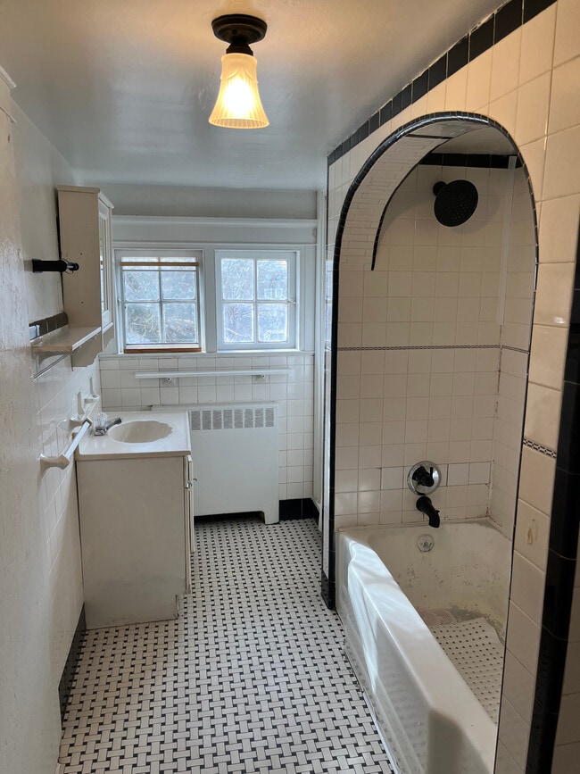 Building Photo - 544 King St