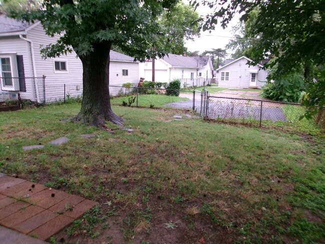 Building Photo - Charming & Updated Home Ready for Move-In