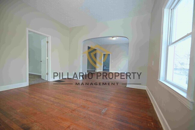 Building Photo - Close to Marion University, 3 Bedroom, 1.5...