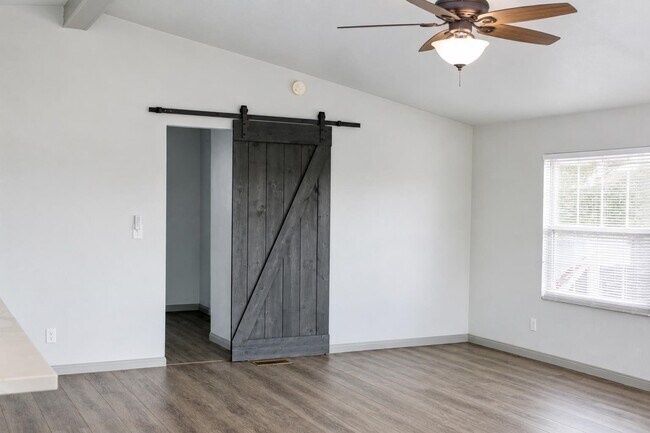 Building Photo - 102 Crestview