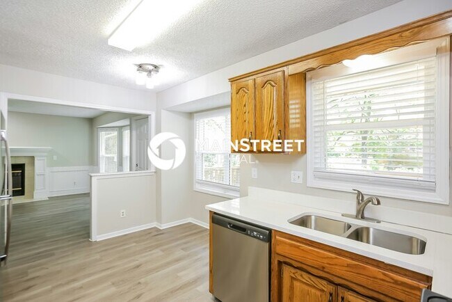 Building Photo - 4 Bedroom Pet-Friendly Home in Kansas City, MO with Main Street Renewal