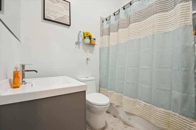 Building Photo - 1448 N Fairfield Ave