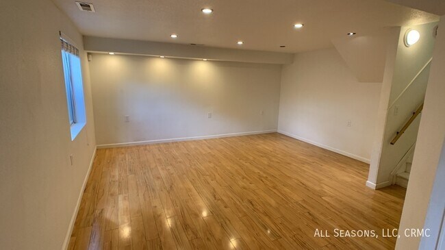 Building Photo - 210 Wallace St