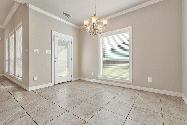 Building Photo - Available for September Move In! Spacious ...