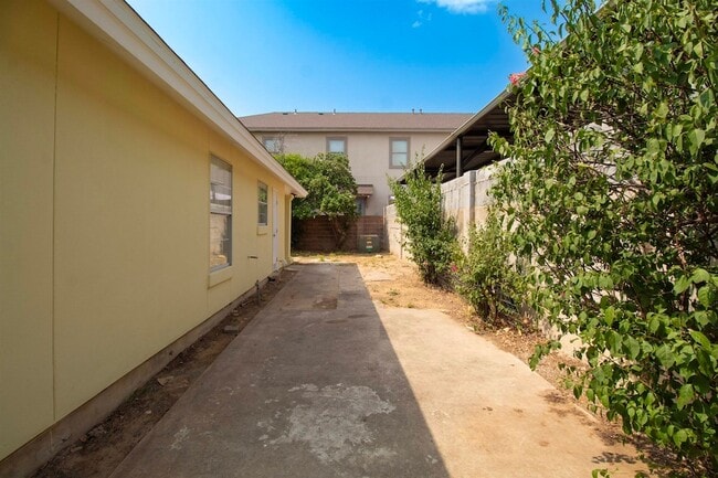 Building Photo - 304 Anthony Ln