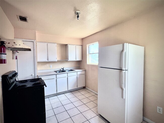 Building Photo - 6802 Sayers St