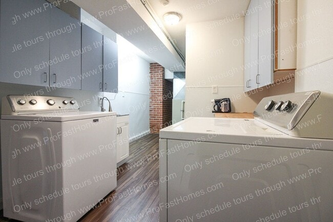 Building Photo - 160 SW Towle Ave