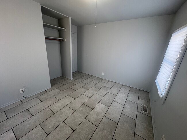 Building Photo - 905 Southmoor-