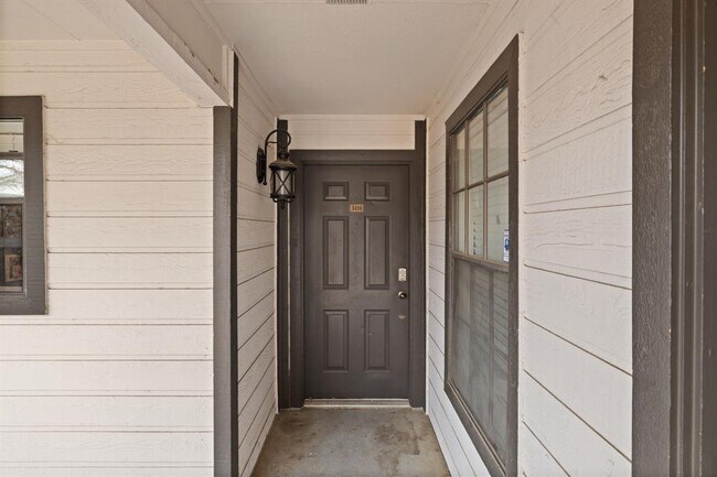 Building Photo - 203 E 31st St