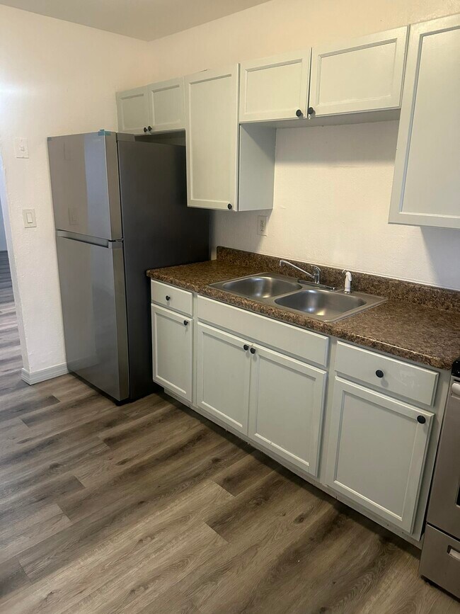 Building Photo - 555 W 6th St