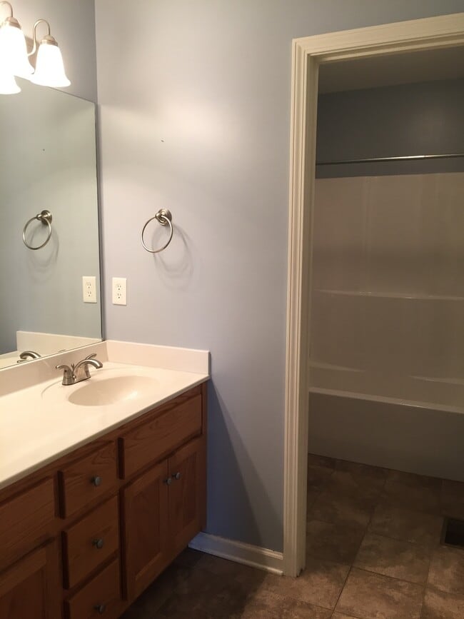 Building Photo - 10 Sarah St NW