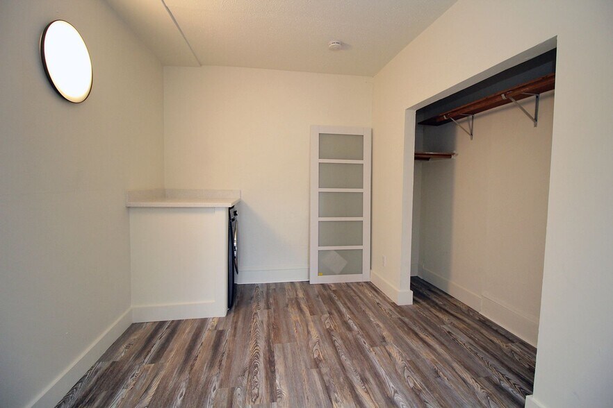 Building Photo - 843 N Knott St
