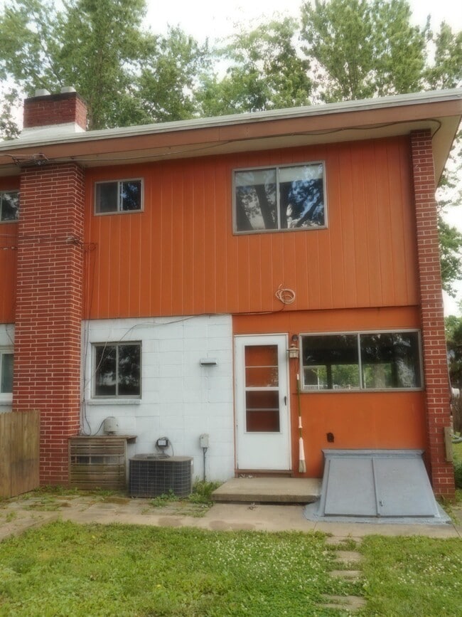 Building Photo - 721 Lewis St