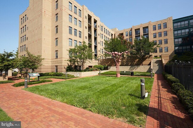 Building Photo - 525 N Fayette St