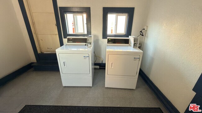 Building Photo - 1510 E Broadway