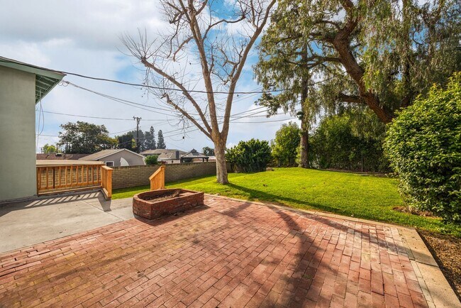 Building Photo - Tri Level 4 bedroom plus Family Room in Yorba Linda