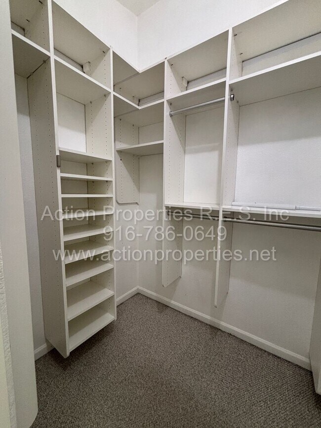 Building Photo - 6000 Buggy Whip Ln