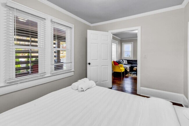 Building Photo - 820 Parkwood Ave