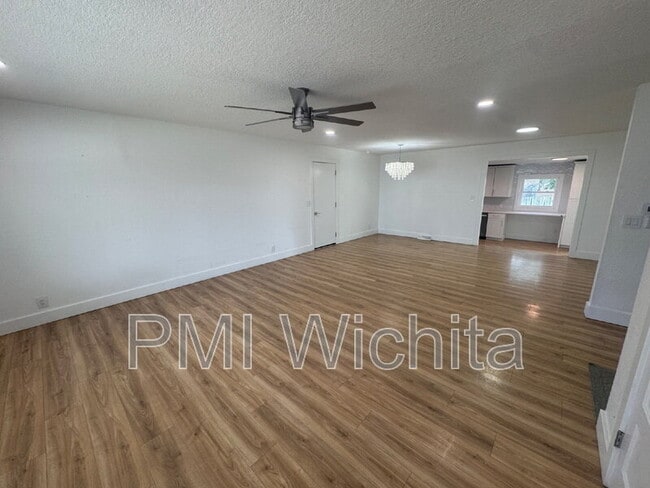 Building Photo - 1014 S Rosalie Ave