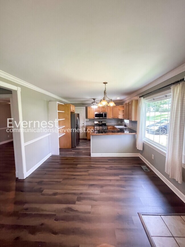 Building Photo - 3 Bed/2 Bath Home with Off-Street Parking / Pet-Friendly / Available Now!