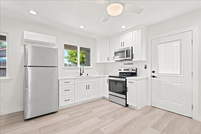 Building Photo - 3944-3944 Renick Way