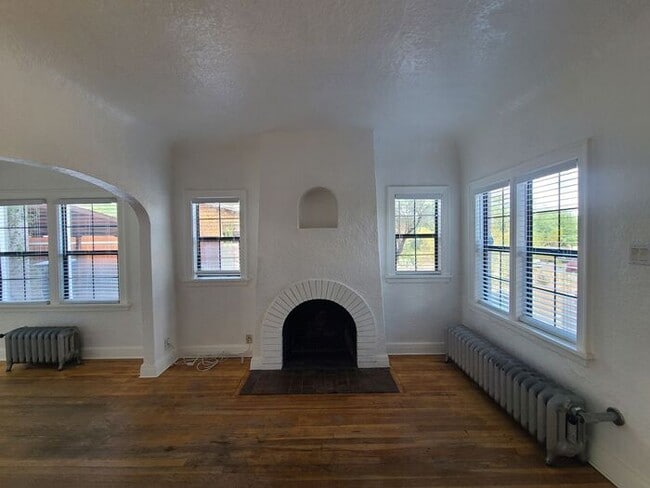 Building Photo - **Available NOW**
